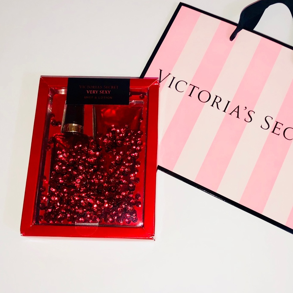 Victoria Secret Spray & Lotion “Very Sexy” Set